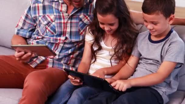 Padre con dos hijos usando tabletas — Vídeo de stock