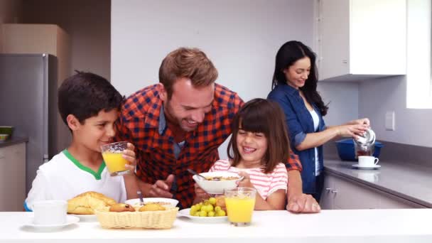 Familia comiendo el desayuno en la cocina — Vídeos de Stock