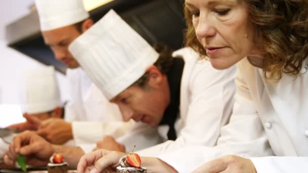 Chefs poniendo un toque final a los postres — Vídeo de stock