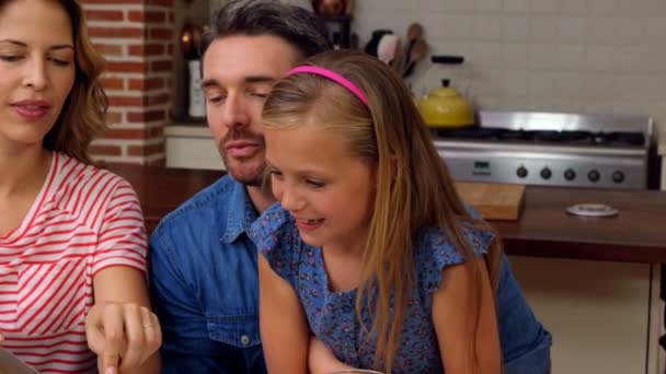 Famiglia cenare insieme in cucina — Video Stock