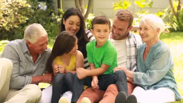 Família feliz aproveitando o tempo juntos — Vídeo de Stock