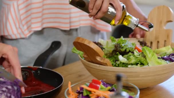 Mooie vrienden voorbereiding salade — Stockvideo