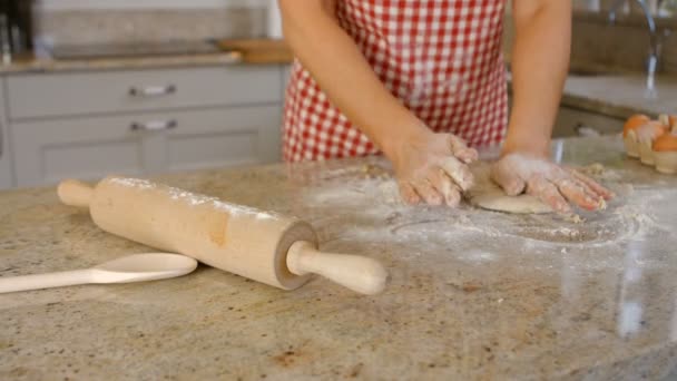 Woman baking with egg and flour — Stock Video