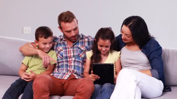 Linda familia con hija usando tableta — Vídeos de Stock