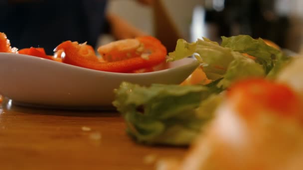 蔬菜烹调的女人 — 图库视频影像