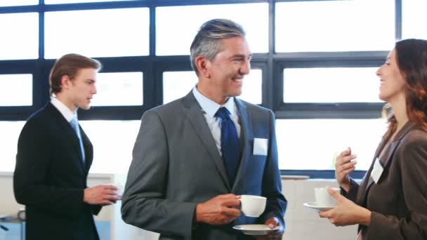 Equipo de negocios hablando y disfrutando un poco de café — Vídeo de stock