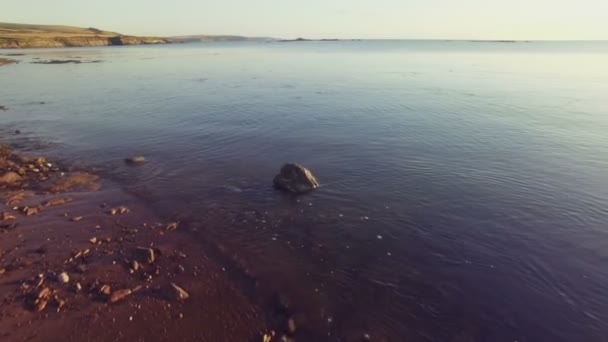 Costa en un día soleado — Vídeo de stock