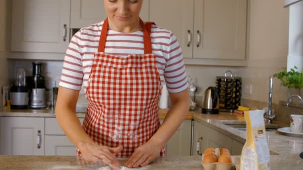 Woman baking with egg and flour — Stock Video