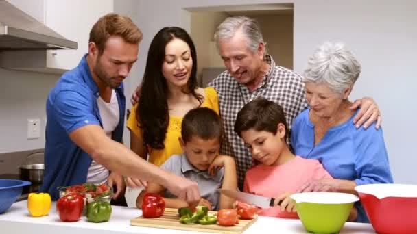 Familia feliz preparando verduras — Vídeo de stock