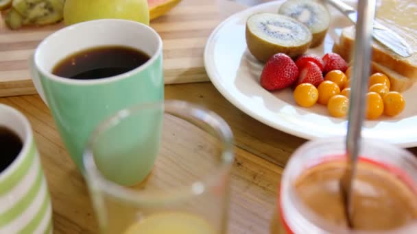 Primer plano de los ingredientes del desayuno — Vídeo de stock