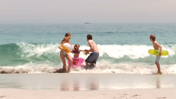Familie spelen in het water — Stockvideo
