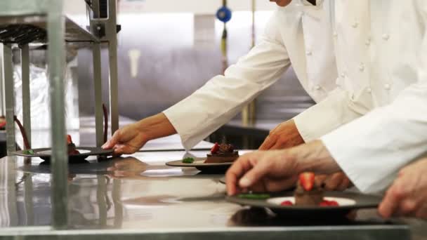 Chefs poniendo un toque final a los postres — Vídeo de stock