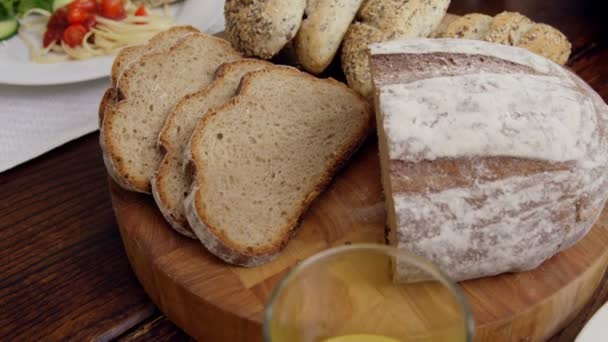 Juego de mesa para la cena con espaguetis y pan — Vídeos de Stock