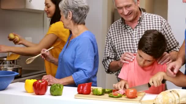 Familia feliz preparando la comida — Vídeo de stock