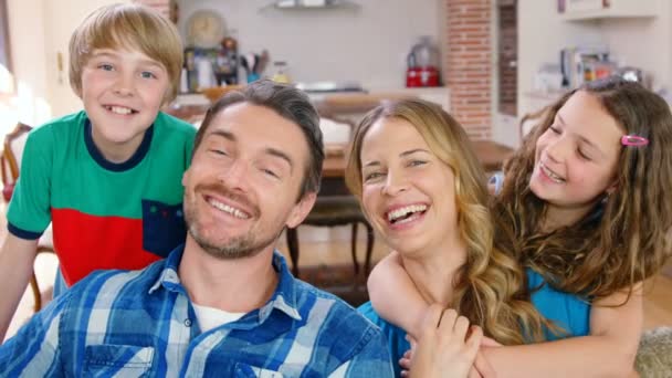 Família feliz sorrindo no sofá — Vídeo de Stock