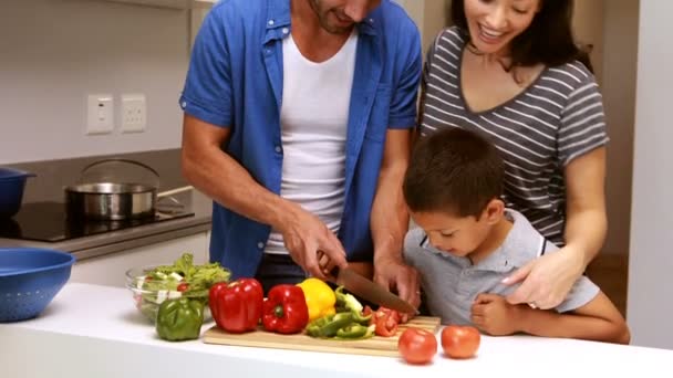 Счастливая семья готовит овощи — стоковое видео