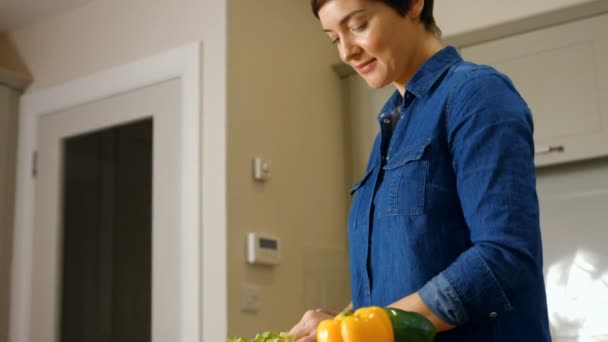 Жінка різання овочі — стокове відео