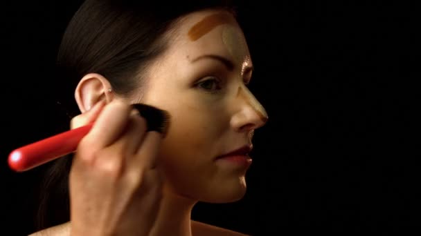 Mulher bonita aplicando maquiagem — Vídeo de Stock