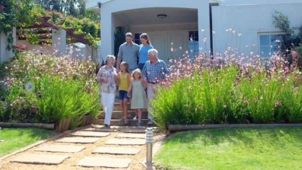 Utvidgade familjen leende i trädgården — Stockvideo