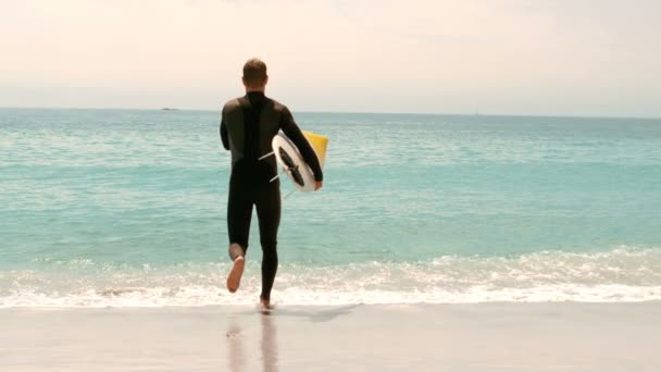 Homme avec planche de surf en marche — Video