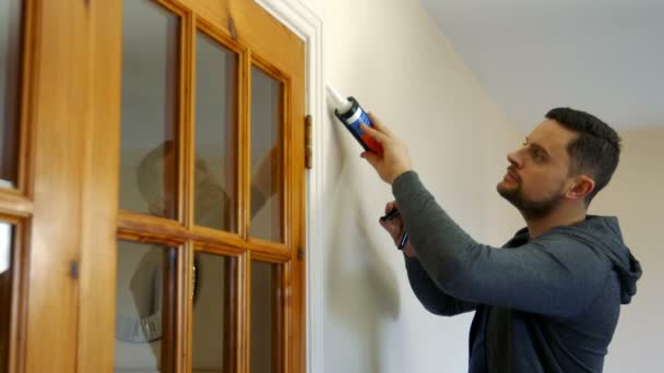 Handyman rellenando azulejos en la puerta — Vídeos de Stock