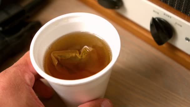 女人捧着一杯茶 — 图库视频影像