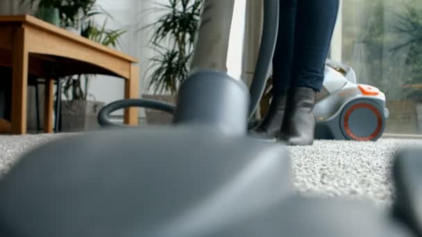 Wanita menggunakan vacuum cleaner — Stok Video