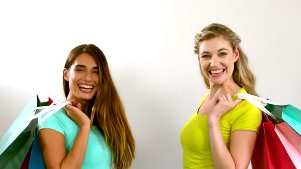 Amigos sonrientes con bolsas de compras — Vídeo de stock