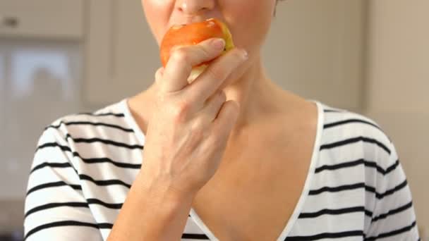 Mulher comendo uma maçã — Vídeo de Stock