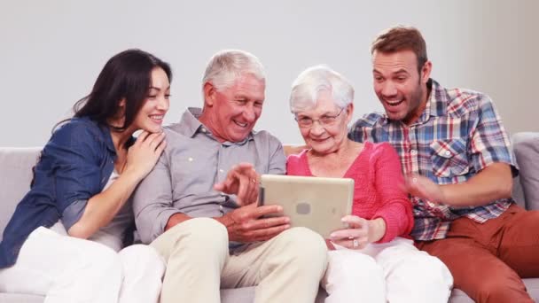 Multi generatie familie met behulp van Tablet PC — Stockvideo