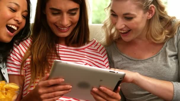 Mujeres sonrientes usando tableta — Vídeo de stock