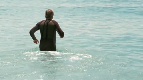 水でウェット スーツで年配の男性 — ストック動画