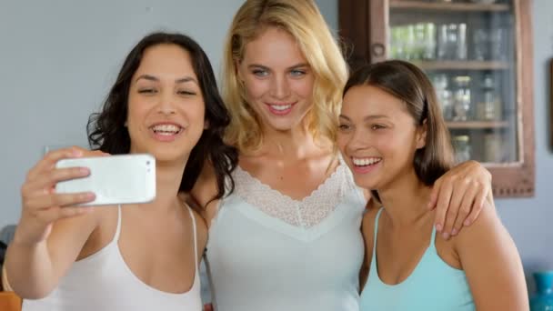 Sorrindo amigos tomando selfie na cozinha — Vídeo de Stock