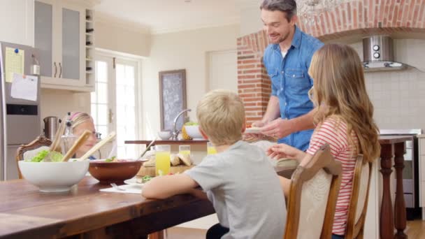 Familie diner samen met in keuken — Stockvideo