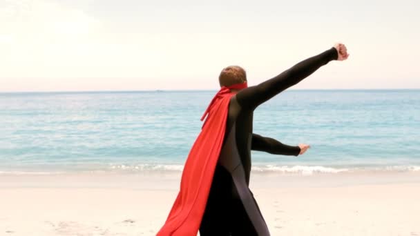Hombre en traje de neopreno vestido de superman — Vídeos de Stock