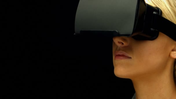 Vrouw met behulp van de oculus rift — Stockvideo