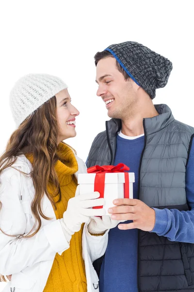 Pareja sosteniendo caja de regalo juntos — Foto de Stock