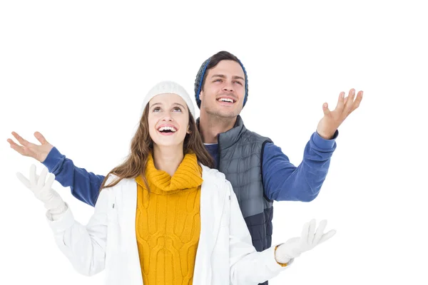 Pareja feliz sintiendo la nieve — Foto de Stock