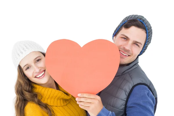 Счастливая пара держит бумажное сердце — стоковое фото