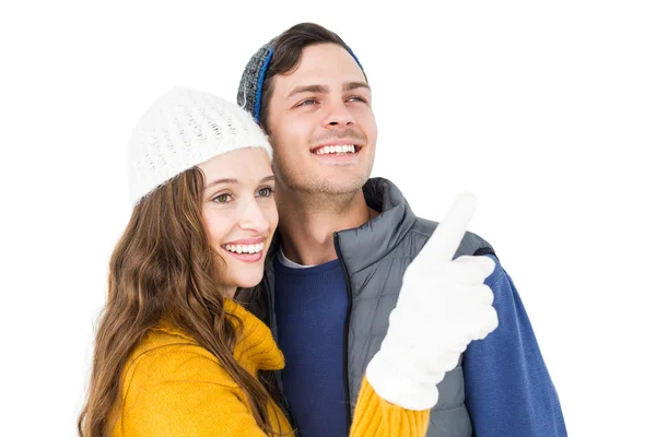 Pareja sonriente señalando y mirando hacia otro lado — Foto de Stock