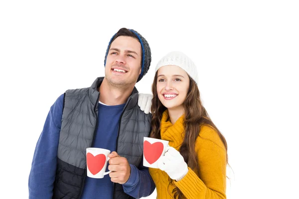 Sorrindo casal segurando caneca e olhando para longe — Fotografia de Stock