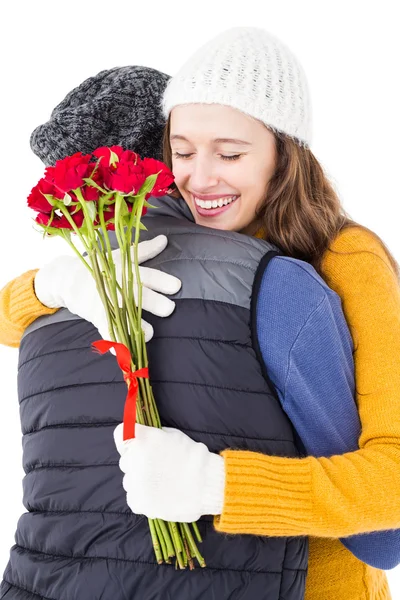 Gelukkige paar knuffelen elkaar met bloemen — Stockfoto