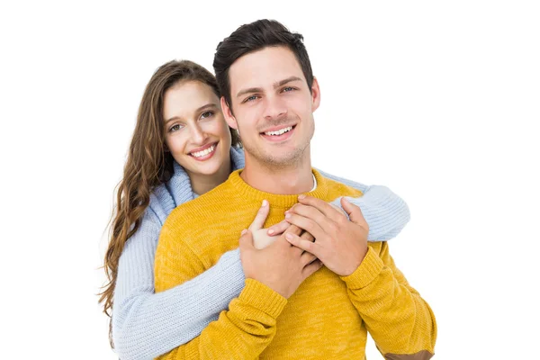 Sorrindo casal abraçando e olhando para a câmera — Fotografia de Stock