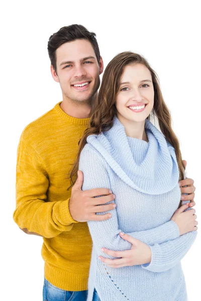 Sorrindo casal abraçando e olhando para a câmera — Fotografia de Stock