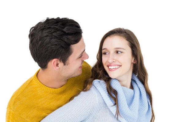 Sorrindo casal abraçando e olhando uns para os outros — Fotografia de Stock