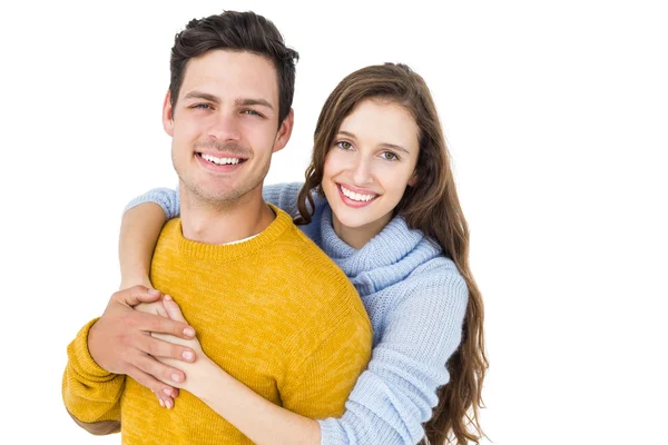 Casal feliz abraçando e olhando câmera — Fotografia de Stock