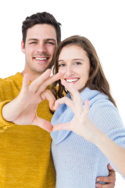 Casal feliz mostrando uma forma de coração com os dedos — Fotografia de Stock