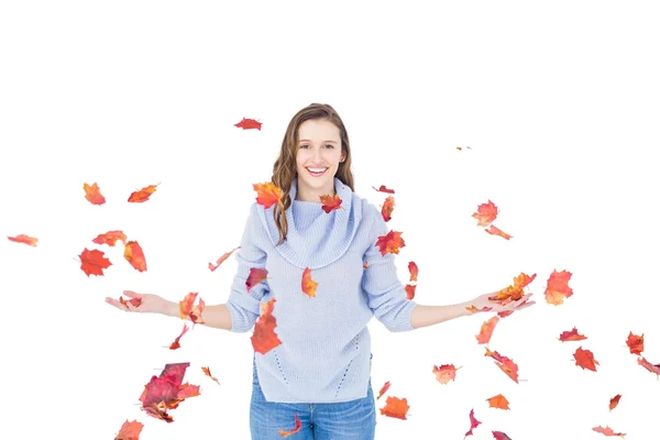 Mujer feliz lanzando hojas — Foto de Stock