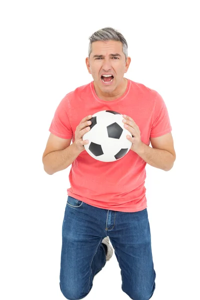 Homem gritando e segurando uma bola de futebol — Fotografia de Stock