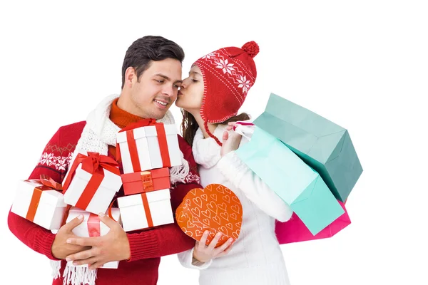 Heureux couple tenant des boîtes-cadeaux — Photo